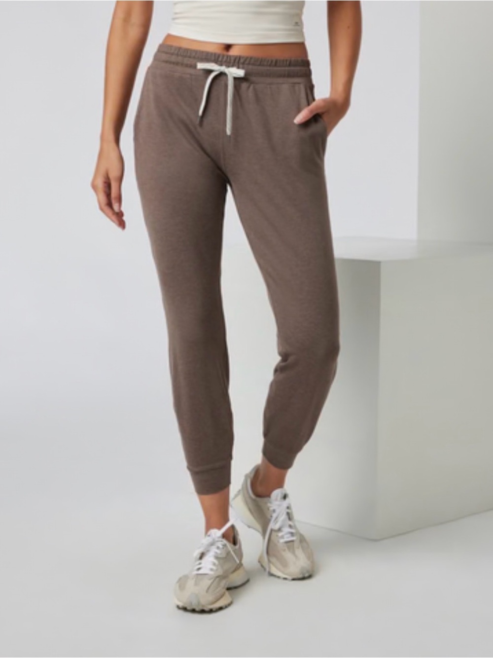 Vuori Performance Jogger | Fossil